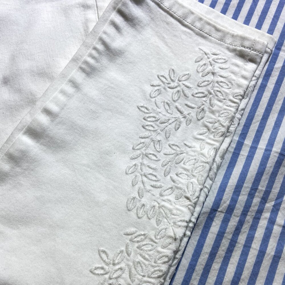 VERA WANG SIMPLY VERA WHITE JEANS WITH EMBROIDERED FLOWERS CROP 10 - Picture 2 of 8